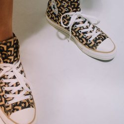 Converse camel estampadas de la colección cápsula de Bershka