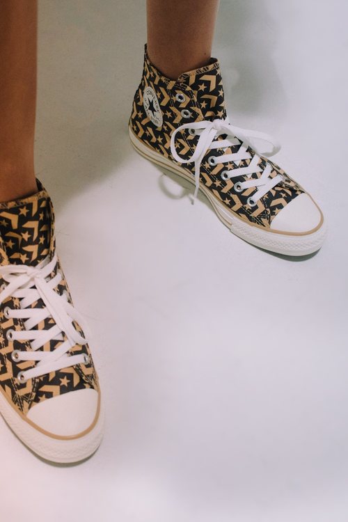 Converse camel estampadas de la colección cápsula de Bershka