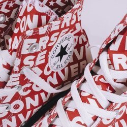Converse estampadas de la colección cápsula de Bershka