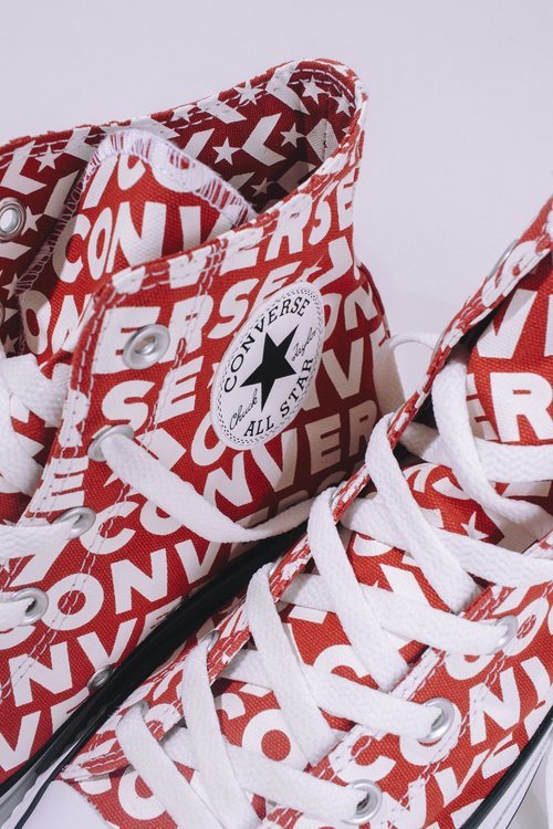 Converse estampadas de la colección cápsula de Bershka