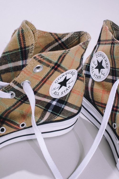 Converse de cuadros de la colección cápsula de Beshka