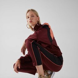 Chándal burdeos de la colección otoño/invierno 2018/2019 de Bershka