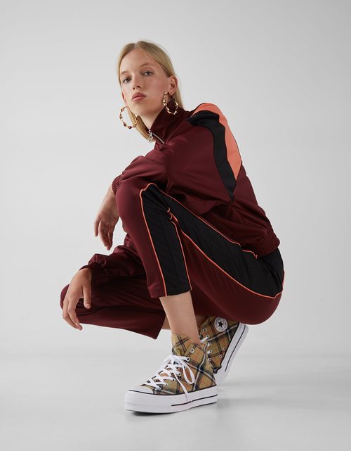Chándal burdeos de la colección otoño/invierno 2018/2019 de Bershka