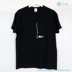 Camiseta negra de hombre de la firma española Pequeña Moma 2018