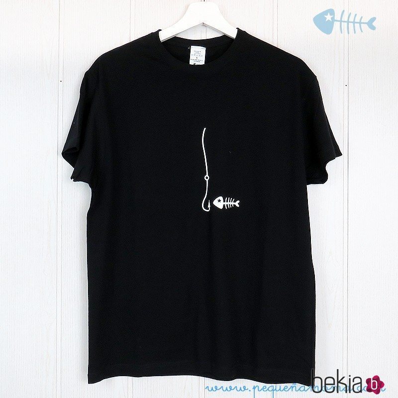 Camiseta negra de hombre de la firma española Pequeña Moma 2018