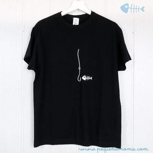 Camiseta negra de hombre de la firma española Pequeña Moma 2018