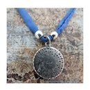 Colgante plateado con cuerda azul de la firma española Pequeña Moma 2018