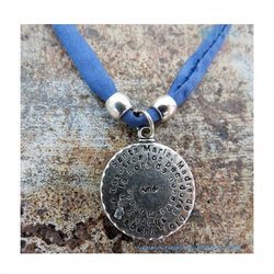 Colgante plateado con cuerda azul de la firma española Pequeña Moma 2018