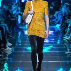 Vestido ajustado en color mostaza del desfile de Balenciaga en Paris de la colección primavera/verano 2019