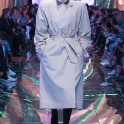 Modelo gabardina gris en el desfile de Balenciaga en Paris de la colección primavera/verano 2019