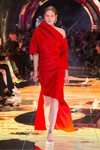 Modelo vestido asimétrico rojo en el desfile de Balenciaga en Paris de la colección primavera/verano 2019