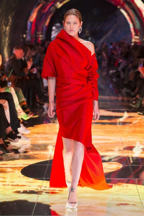 Modelo vestido asimétrico rojo en el desfile de Balenciaga en Paris de la colección primavera/verano 2019