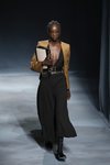 Modelo con un vestido negro de la colección primavera/verano 2019 de Givenchy