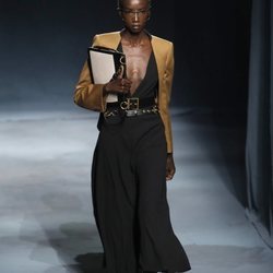 Modelo con un vestido negro de la colección primavera/verano 2019 de Givenchy