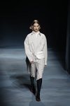 Modelo con una gabardina gris perla de la colección primavera/verano 2019 de Givenchy