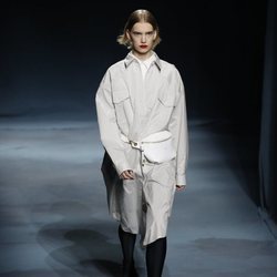 Modelo con una gabardina gris perla de la colección primavera/verano 2019 de Givenchy