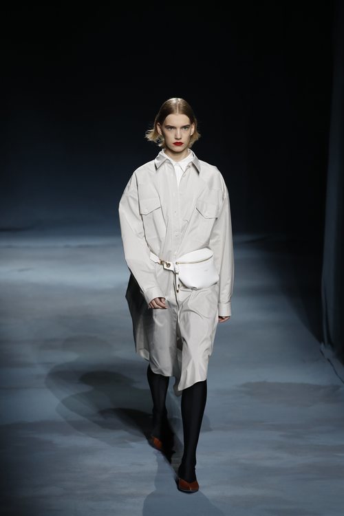 Modelo con una gabardina gris perla de la colección primavera/verano 2019 de Givenchy