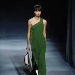 Modelo con un vestido asimétrico de la colección primavera/verano 2019 de Givenchy