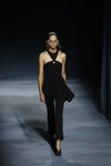 Modelo con un top negro asimétrico de la colección primavera/verano 2019 de Givenchy