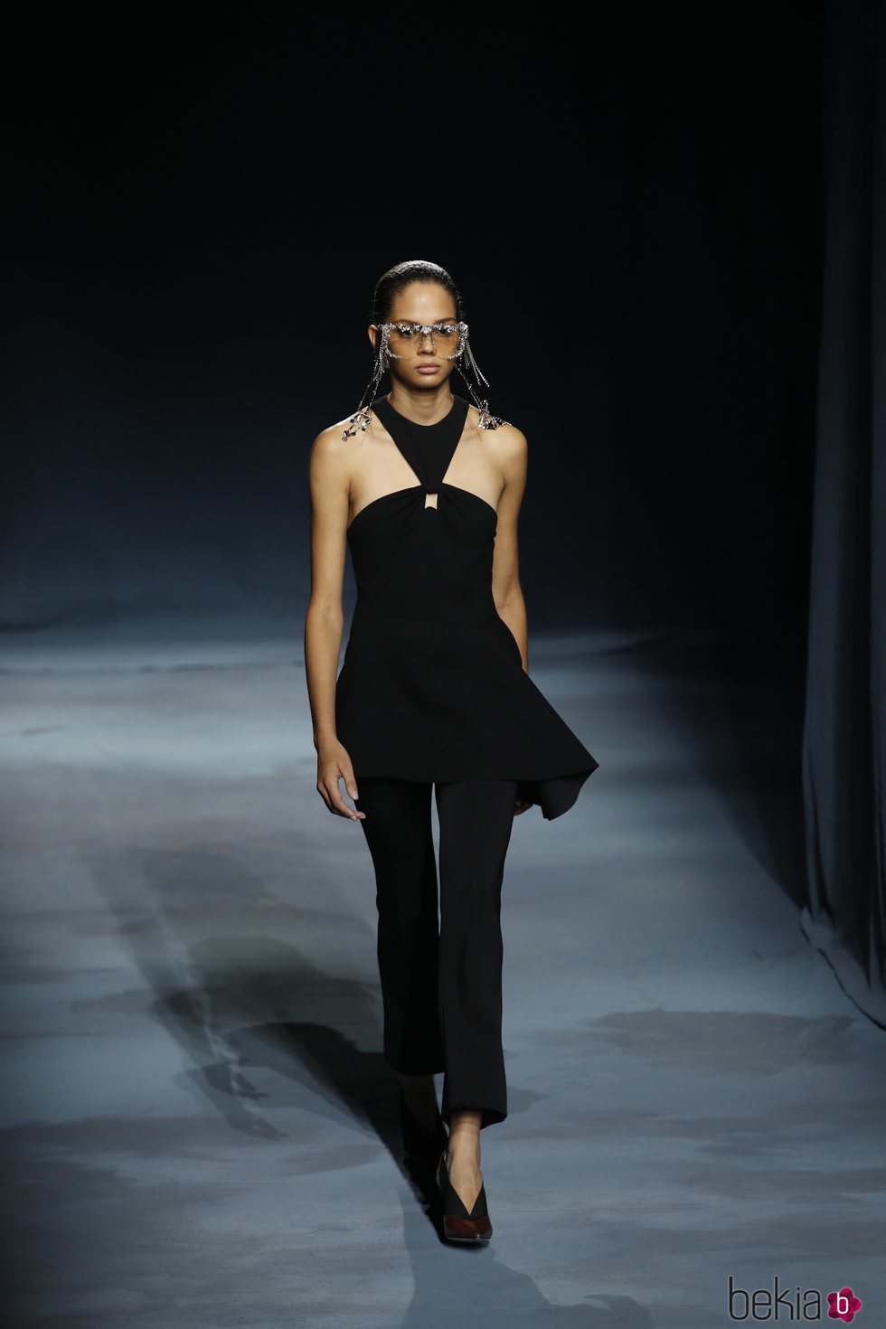 Modelo con un top negro asimétrico de la colección primavera/verano 2019 de Givenchy