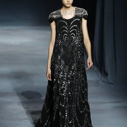 Modelo con un vestido largo negro de la colección primavera/verano 2019 de Givenchy
