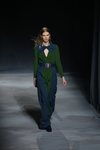 Modelo con un mono bicolor de la colección primavera/verano 2019 de Givenchy