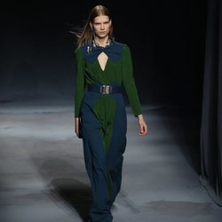 Modelo con un mono bicolor de la colección primavera/verano 2019 de Givenchy