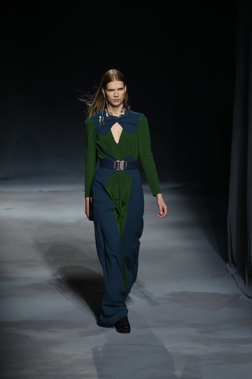 Modelo con un mono bicolor de la colección primavera/verano 2019 de Givenchy