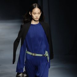 Modelo con un vestido fluido en color azul de la colección primavera/verano 2019