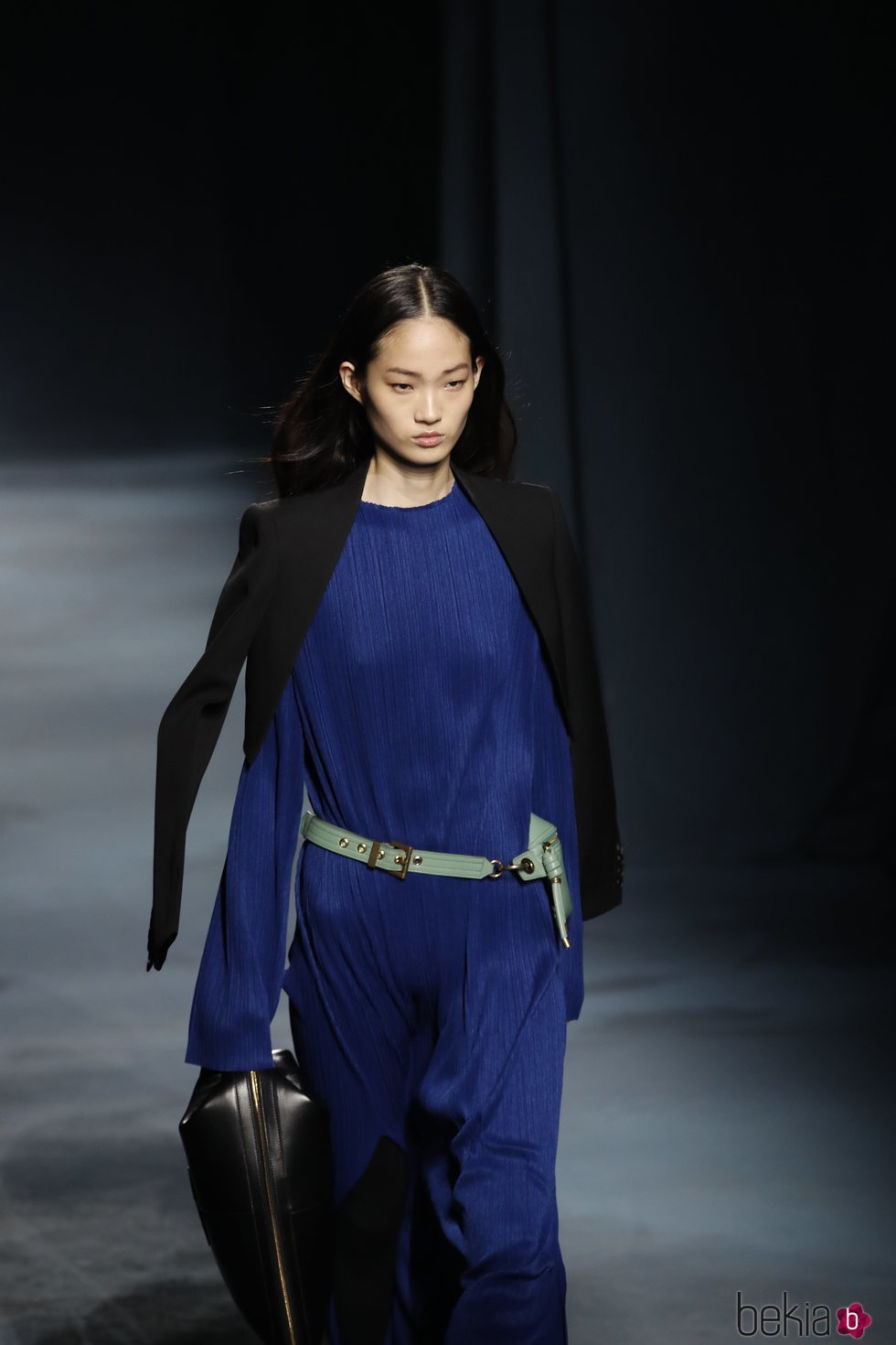 Modelo con un vestido fluido en color azul de la colección primavera/verano 2019