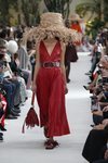 Modelo con un vestido rojo de la colección primavera/verano 2019 de Valentino presentada en Paris Fashion Week
