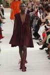 Modelo con un vestido corto marrón de la colección primavera/verano 2019 de Valentino presentada en Paris Fashion Week