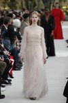 Modelo con un vestido de tul de la colección primavera/verano 2019 de Valentino presentada en Paris Fashion Week