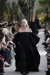 Modelo con un vestido negro de la colección primavera/verano 2019 de Valentino presentada en Paris Fashion Week