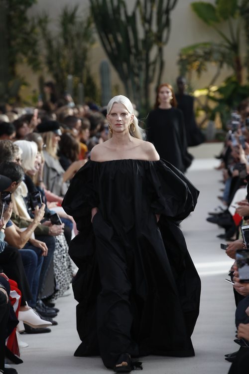 Modelo con un vestido negro de la colección primavera/verano 2019 de Valentino presentada en Paris Fashion Week