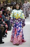 Modelo con un vestido largo estampado de la colección primavera/verano 2019 de Valentino presentada en Paris Fashion Week