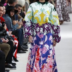Modelo con un vestido largo estampado  de la colección primavera/verano 2019 de Valentino presentada en Paris Fashion Week