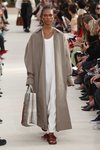Modelo con una gabardina de la colección primavera/verano 2019 de Valentino presentada en Paris Fashion Week