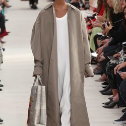 Modelo con una gabardina de la colección primavera/verano 2019 de Valentino presentada en Paris Fashion Week