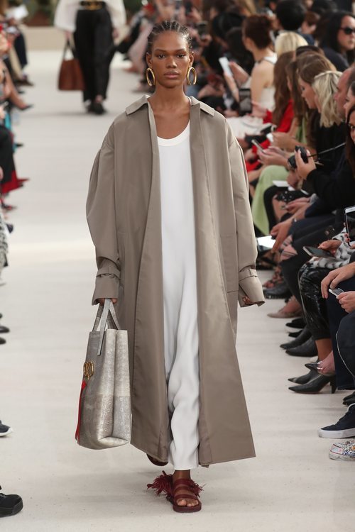Modelo con una gabardina de la colección primavera/verano 2019 de Valentino presentada en Paris Fashion Week
