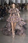 Vestido asimétrico de Giambattista Valli primavera/verano 2019 en la Paris Fashion Week