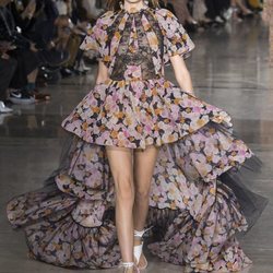 Vestido asimétrico de Giambattista Valli primavera/verano 2019 en la Paris Fashion Week