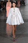 Vestido corto color blanco de Giambattista Valli primavera/verano 2019 en la Paris Fashion Week