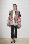 Olivia Palermo con una chaqueta de plumas en la Paris Fashion Week