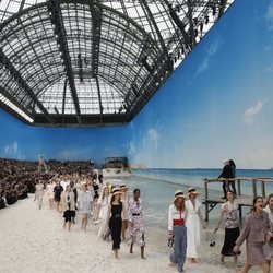 Modelos desfilando para Chanel primavera/verano 2019 en la Paris Fashion Week