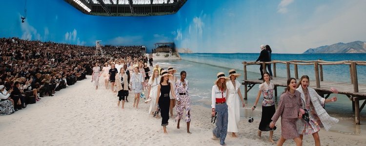 Modelos desfilando para Chanel primavera/verano 2019 en la Paris Fashion Week