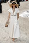Vestido blanco de Chanel primavera/verano 2019 en la Paris Fashion Week