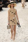 Total look beige de Chanel primavera/verano 2019 en la Paris Fashion Week