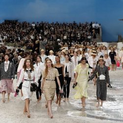 Carrusel de modelos al finalizar el desfile primavera/verano 2019 de Chanel en la Paris Fashion Week