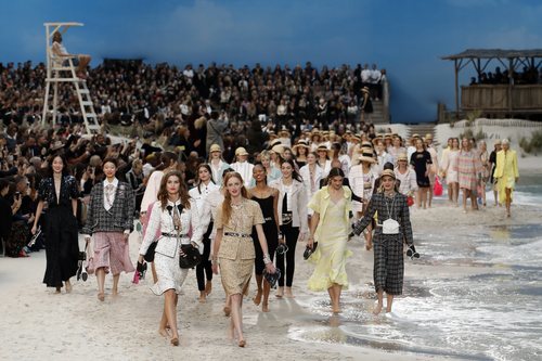 Carrusel de modelos al finalizar el desfile primavera/verano 2019 de Chanel en la Paris Fashion Week